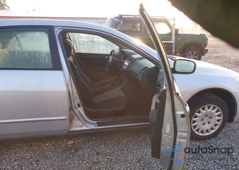 2005 Honda Accord 2.4 Dx из США, поврежденный, VIN 1HGCM56155A161638